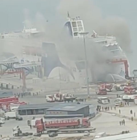 山東威海一輪船發生爆炸起火事故，現場黑煙漫天
